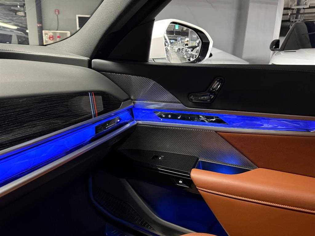 BMW 7-Series — photo 16