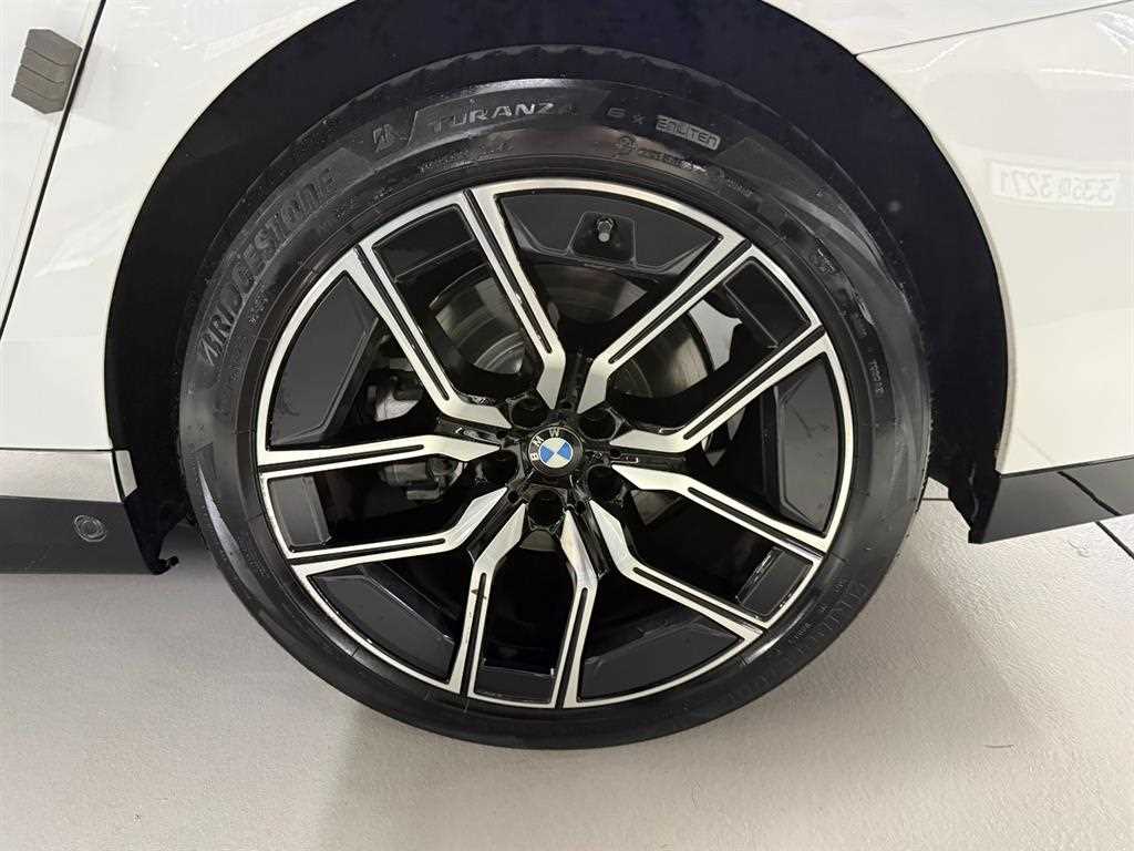 BMW 7-Series — photo 20