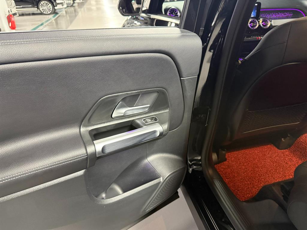 Mercedes-Benz GLB-Class — photo 18