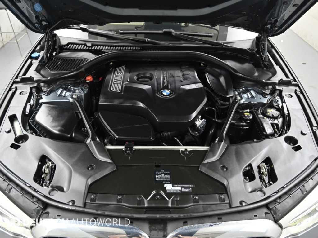 BMW 5-Series — photo 06