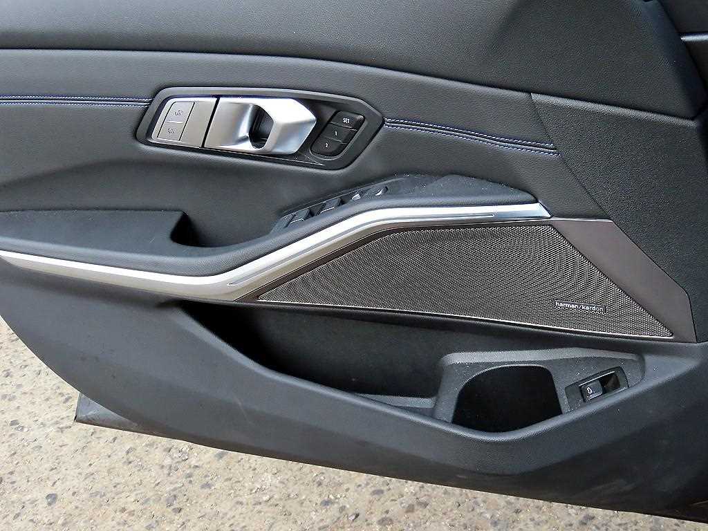 BMW 3-Series — photo 12