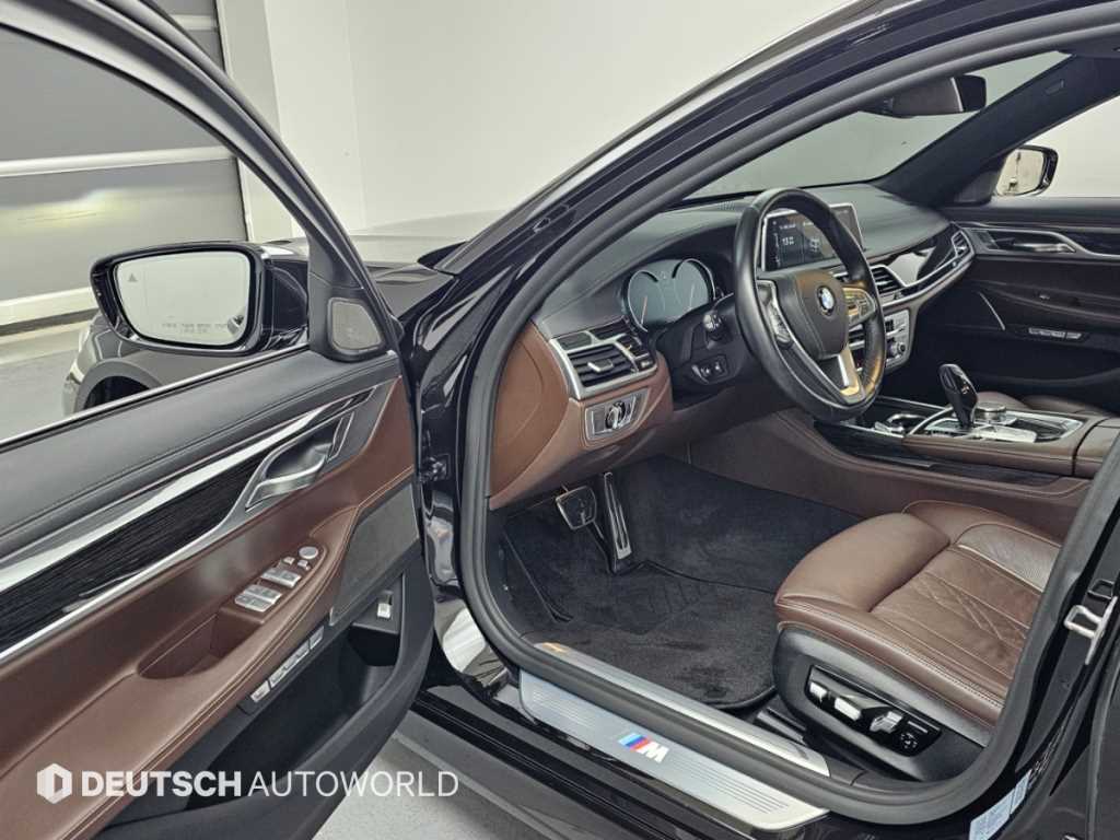 BMW 7-Series — photo 11