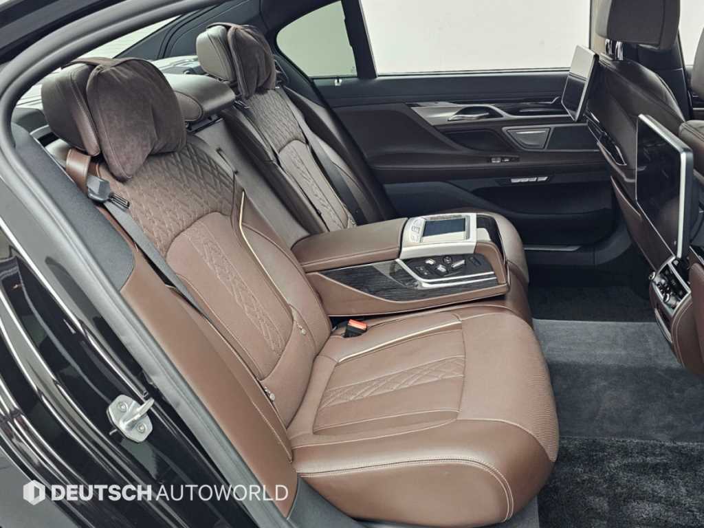 BMW 7-Series — photo 12