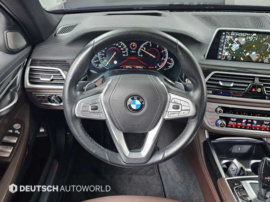 BMW 7-Series — photo 13