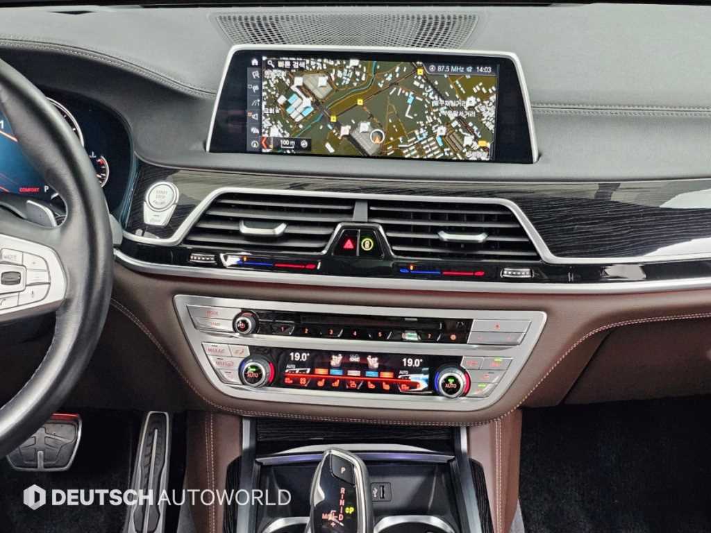 BMW 7-Series — photo 14