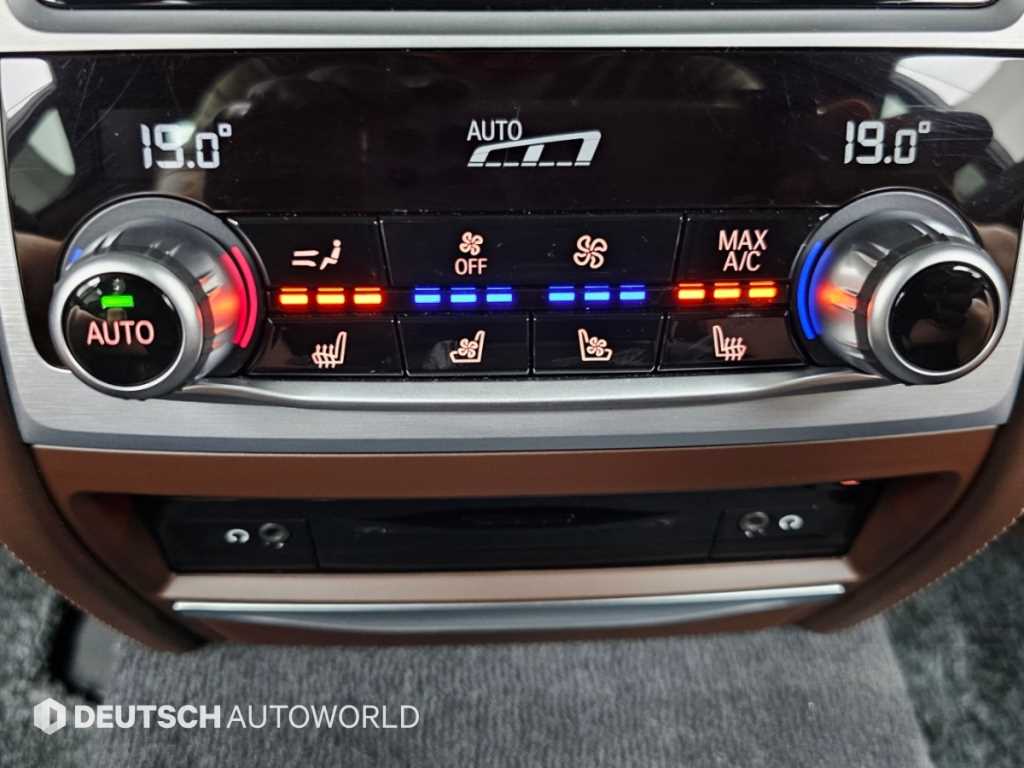 BMW 7-Series — photo 16