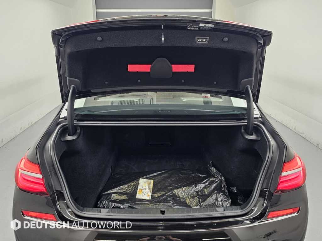 BMW 7-Series — photo 19
