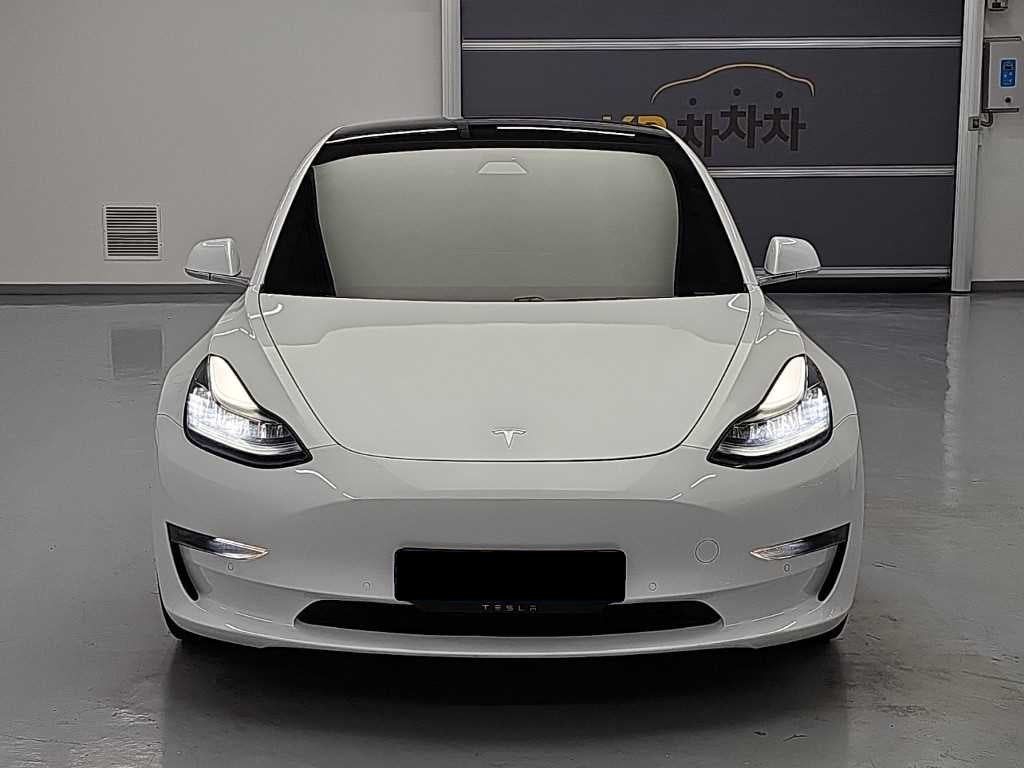 Tesla Model 3 — photo 02
