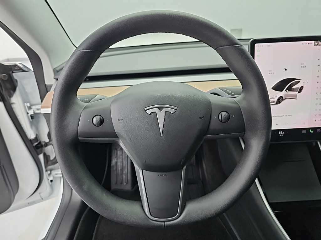 Tesla Model 3 — photo 09
