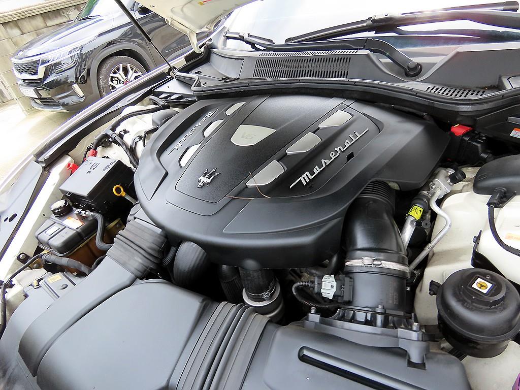Maserati Quattroporte — photo 18