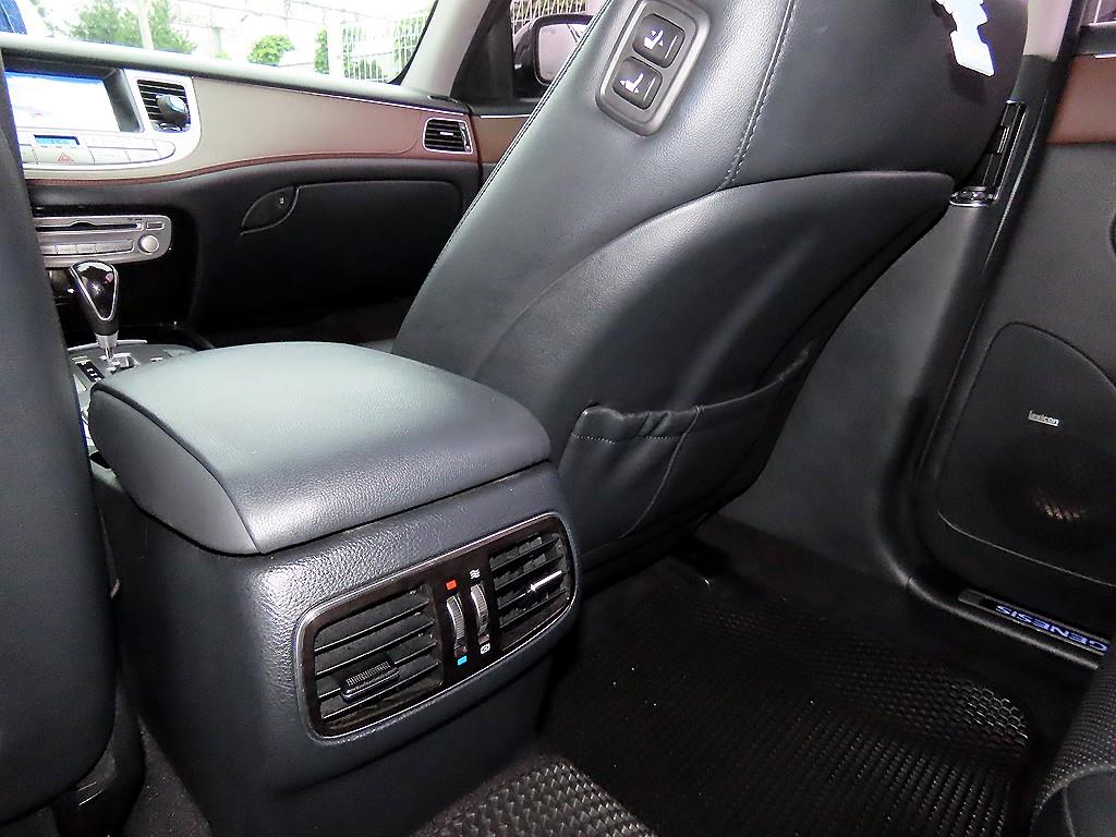 Hyundai Genesis — photo 18