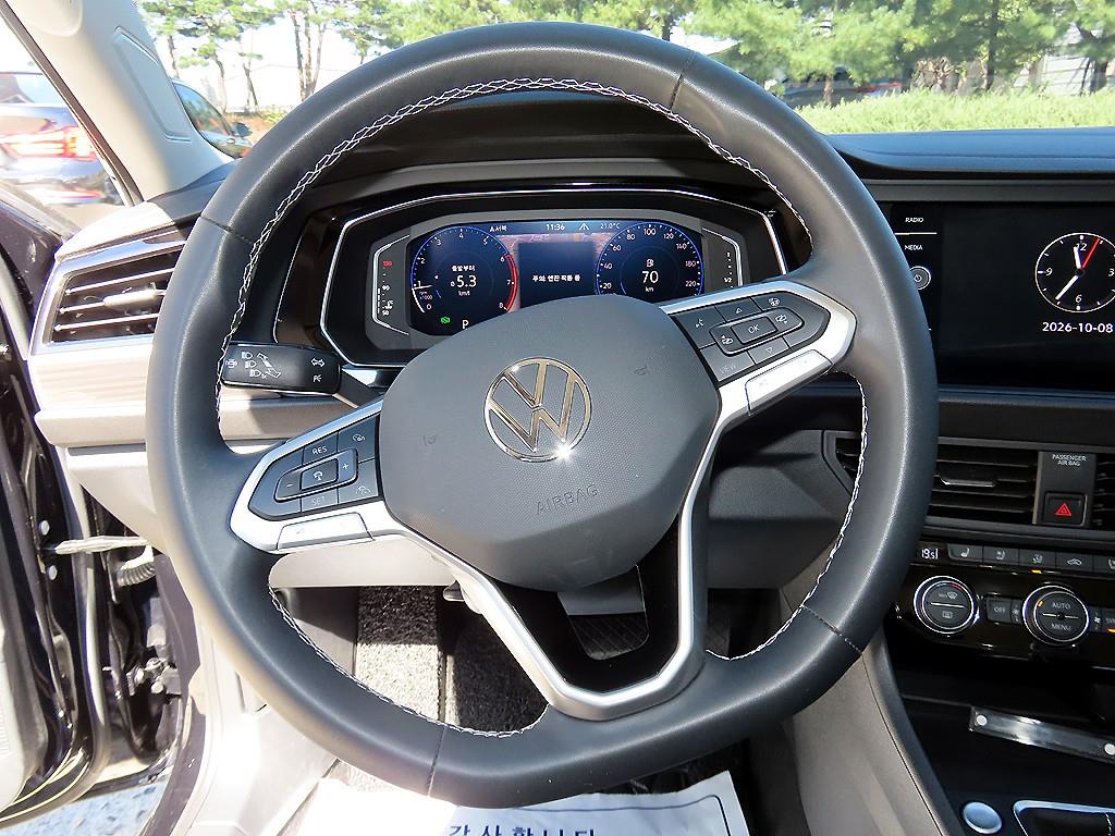 Volkswagen Jetta — photo 08