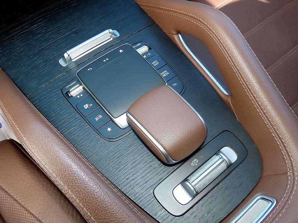 Mercedes-Benz GLE-Class — photo 12