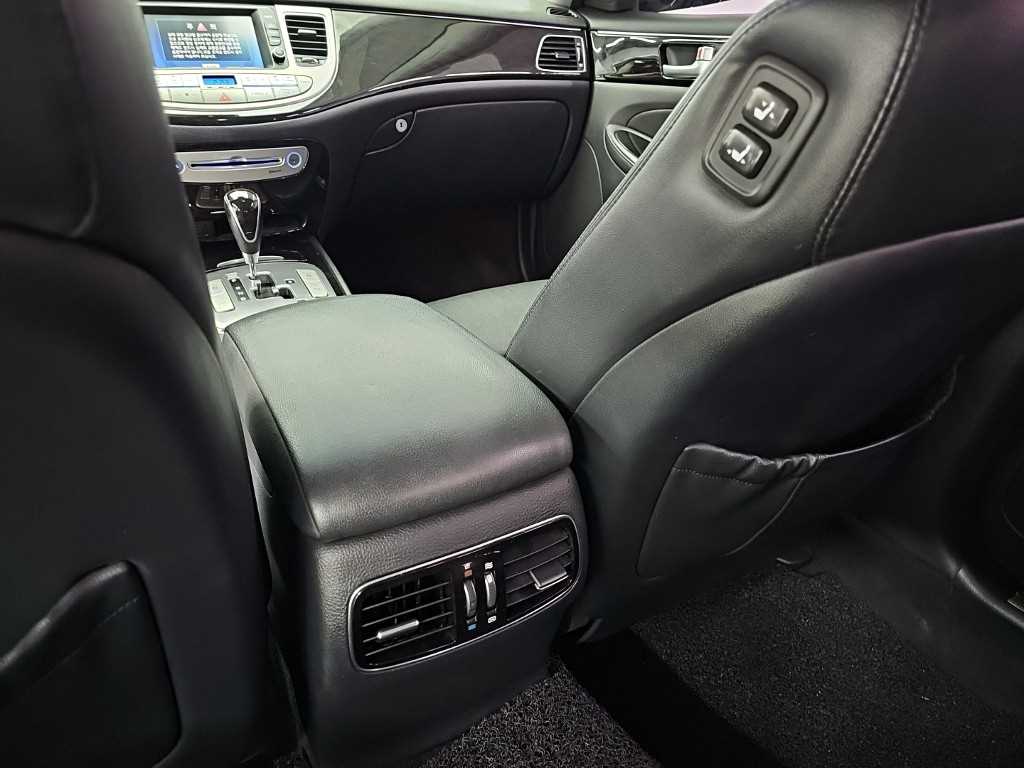 Hyundai Genesis — photo 13