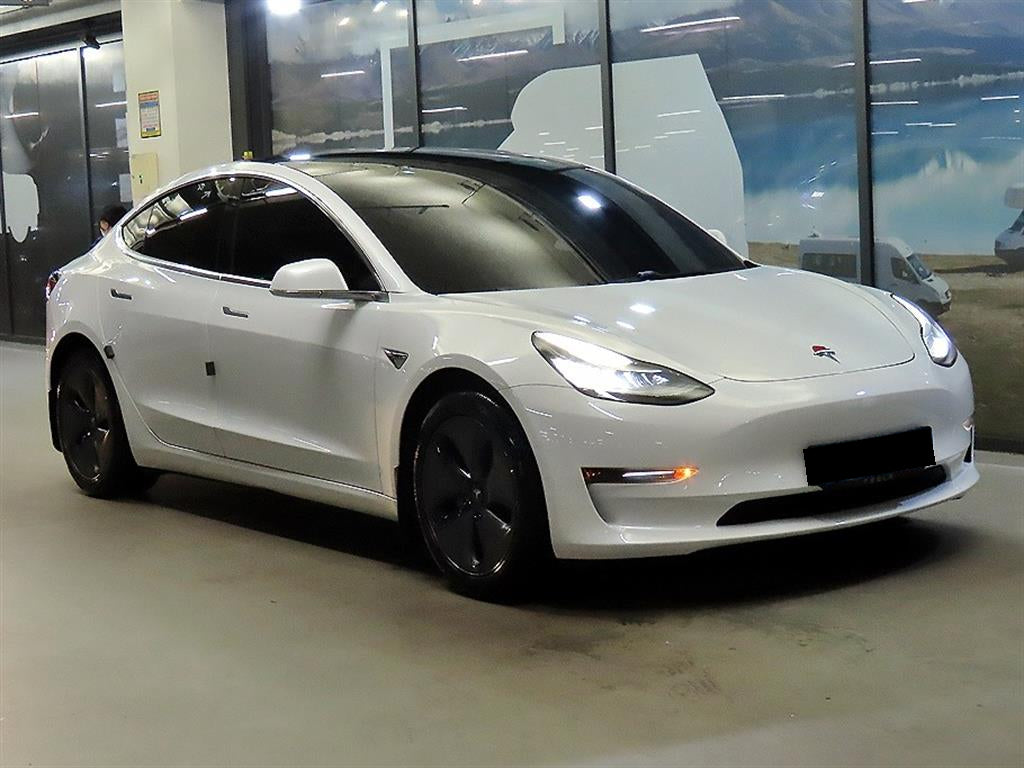 Tesla Model 3 — photo 01