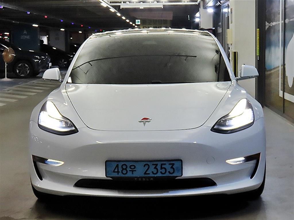 Tesla Model 3 — photo 02