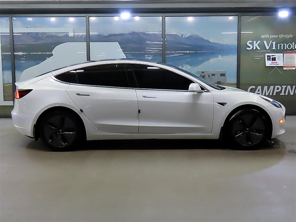 Tesla Model 3 — photo 03
