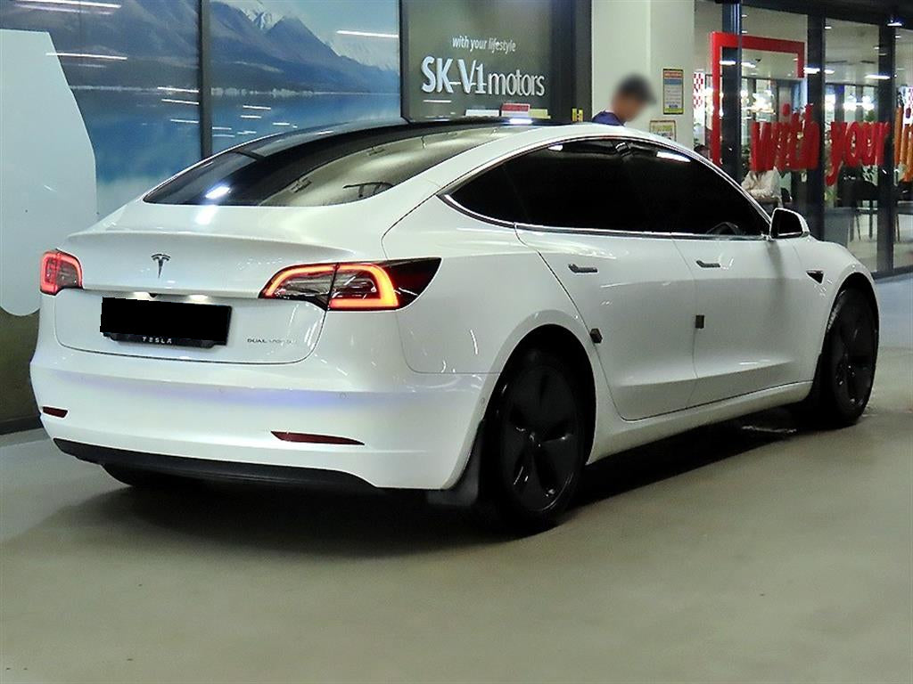 Tesla Model 3 — photo 04