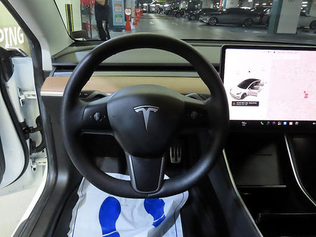Tesla Model 3 — photo 08