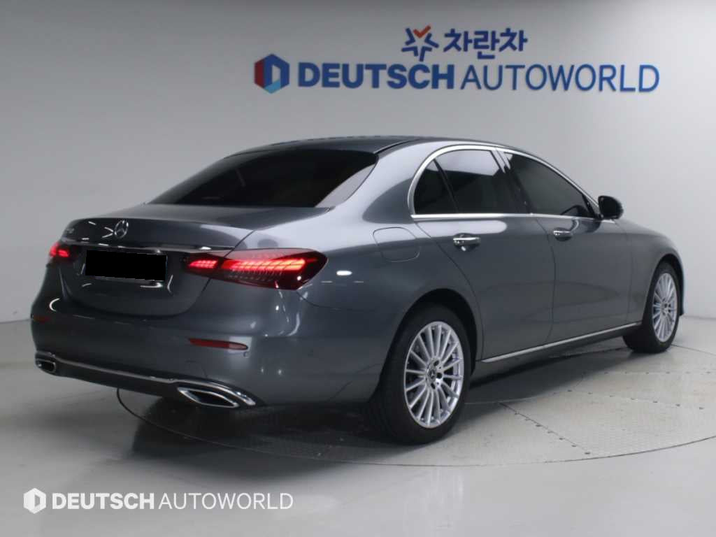 Mercedes-Benz E-Class — photo 02