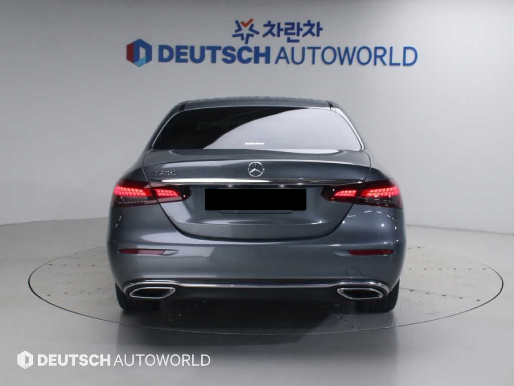 Mercedes-Benz E-Class — photo 04