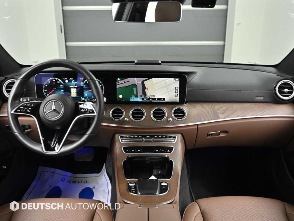 Mercedes-Benz E-Class — photo 07