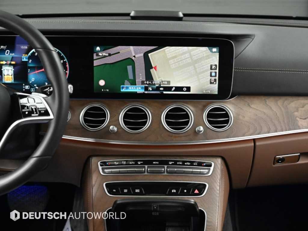 Mercedes-Benz E-Class — photo 14