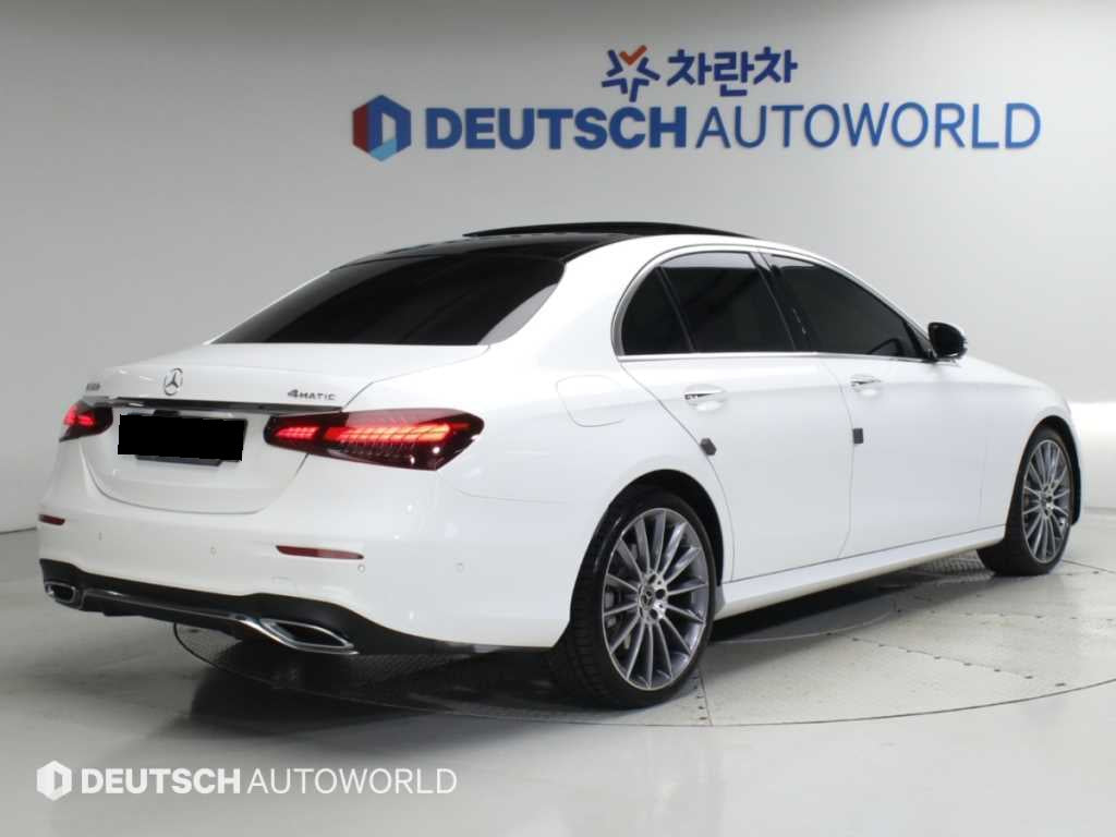 Mercedes-Benz E-Class — photo 02