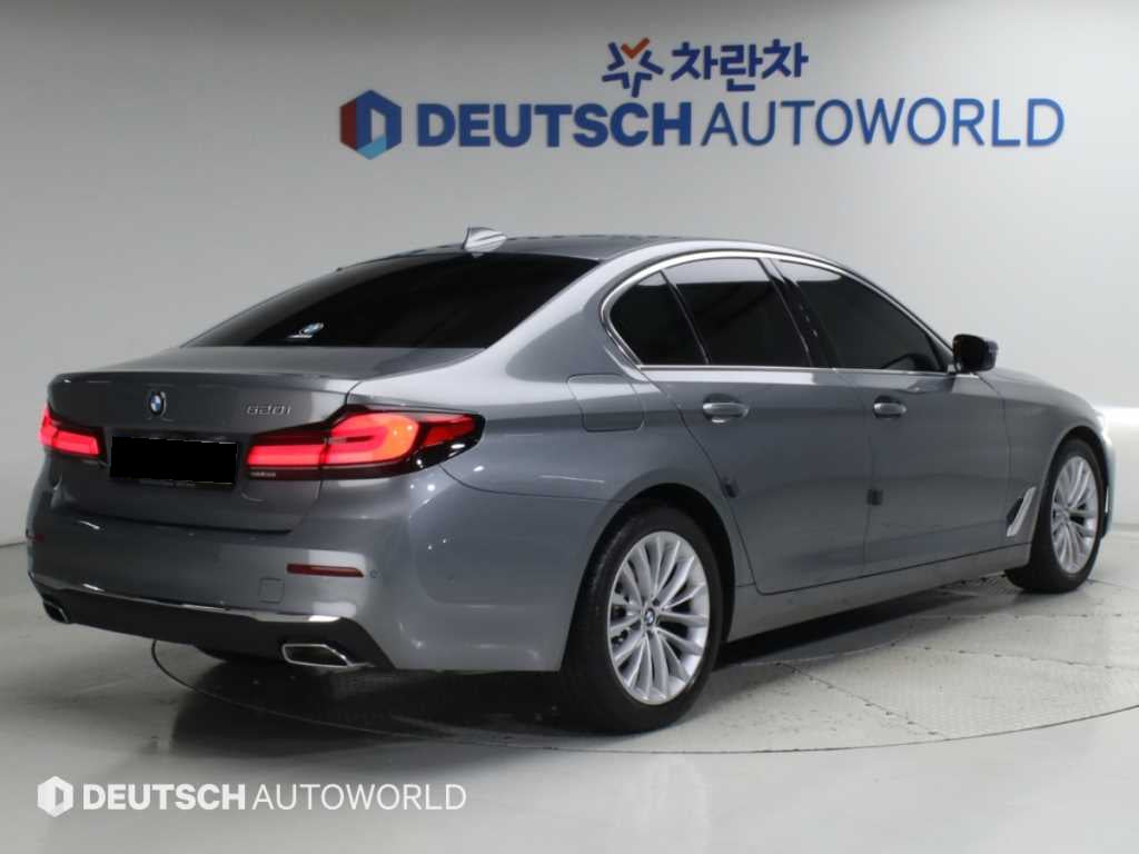 BMW 5-Series — photo 02