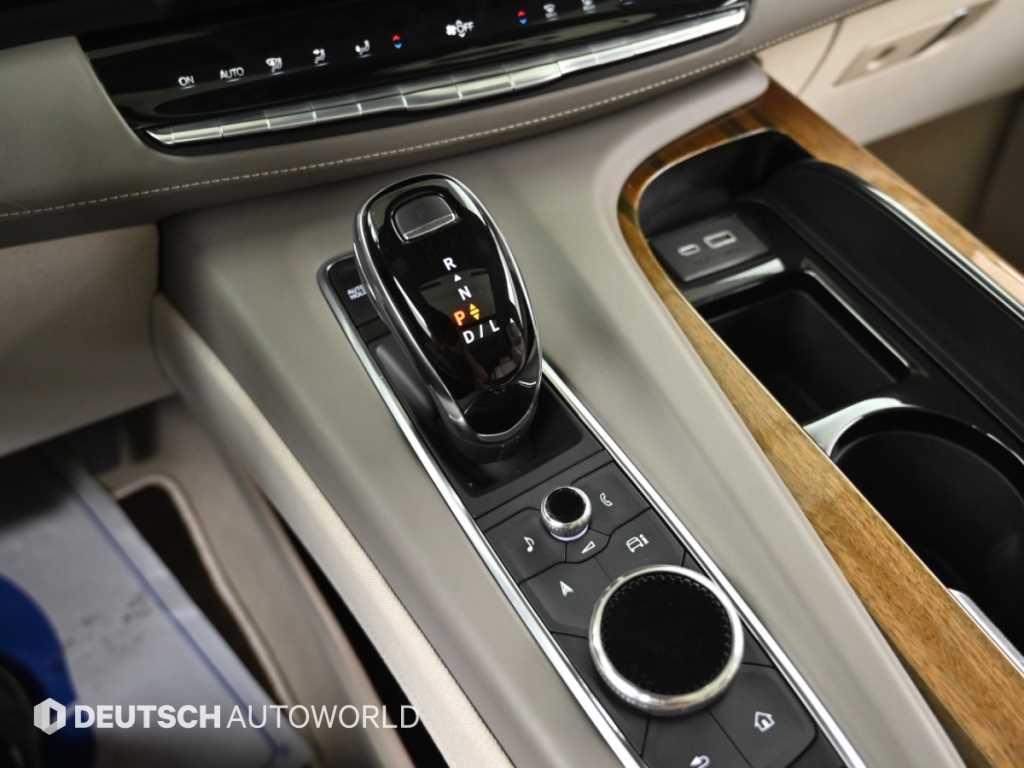Cadillac Escalade — photo 09