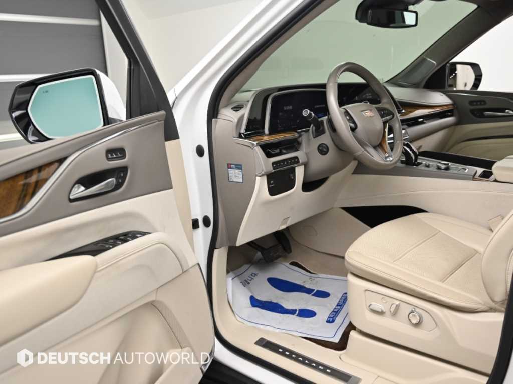 Cadillac Escalade — photo 11