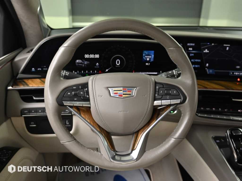 Cadillac Escalade — photo 13
