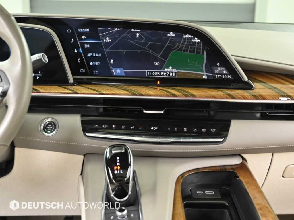 Cadillac Escalade — photo 14
