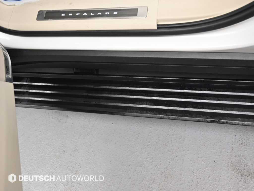 Cadillac Escalade — photo 16