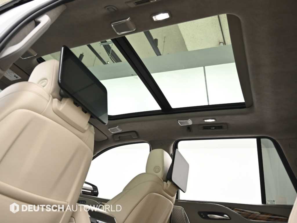Cadillac Escalade — photo 18