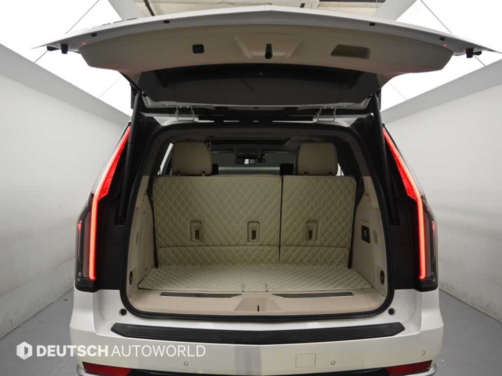 Cadillac Escalade — photo 19