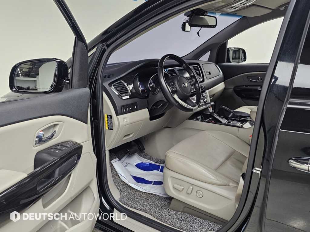 Kia Carnival — photo 10