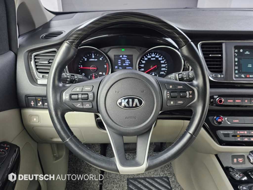 Kia Carnival — photo 13