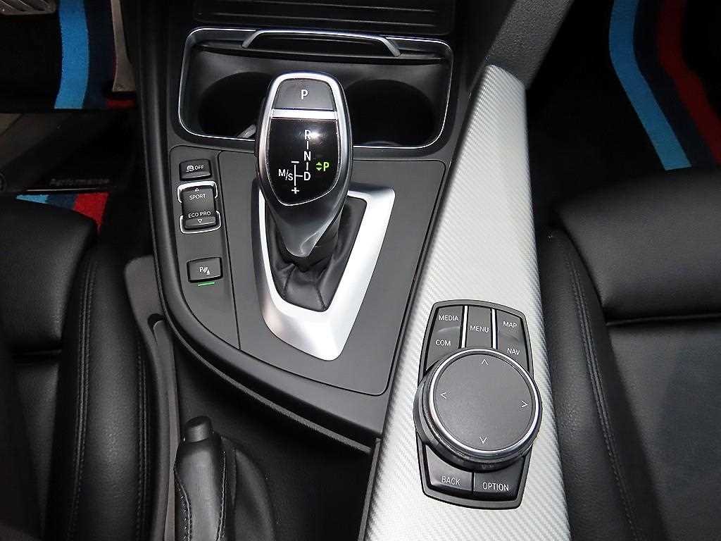 BMW 3-Series — photo 11