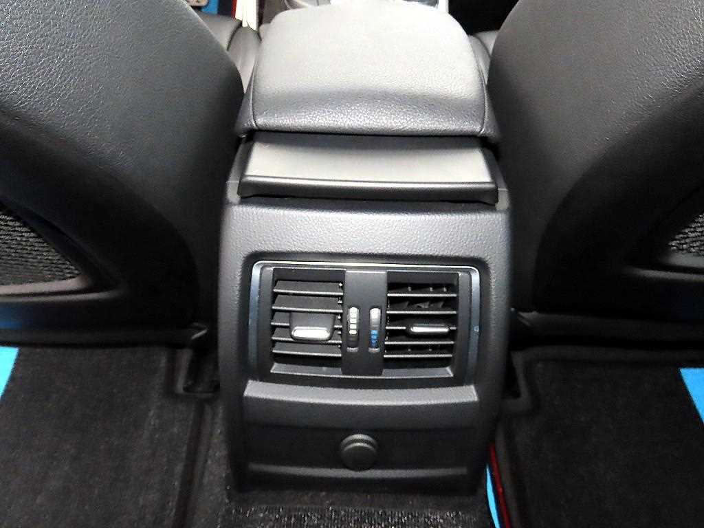 BMW 3-Series — photo 17