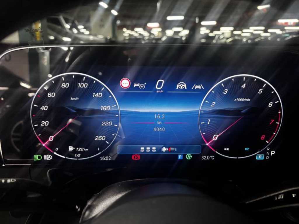 Mercedes-Benz E-Class — photo 09
