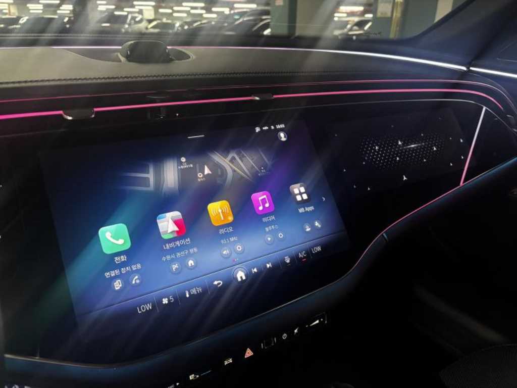 Mercedes-Benz E-Class — photo 11