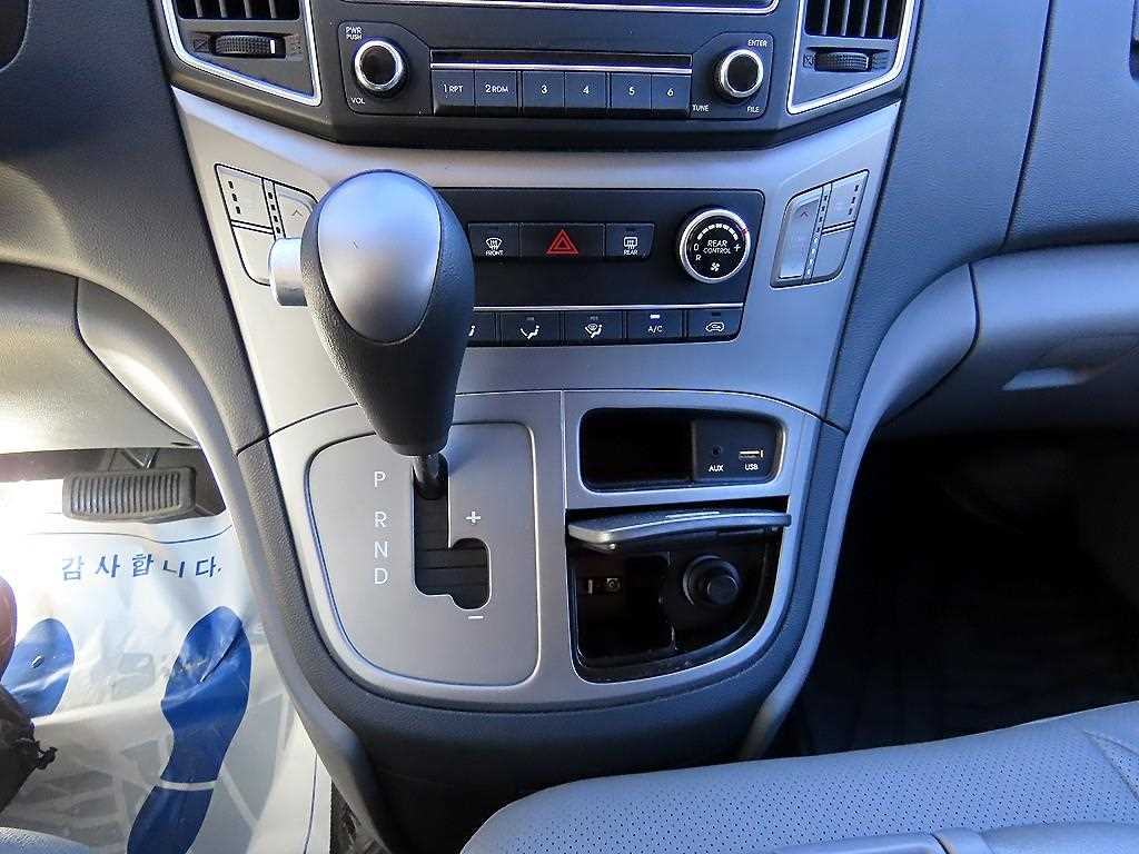 Hyundai Starex — photo 11