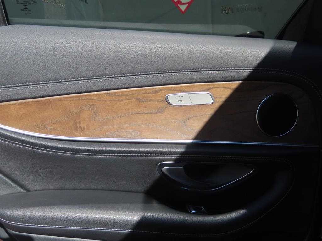 Mercedes-Benz E-Class — photo 07