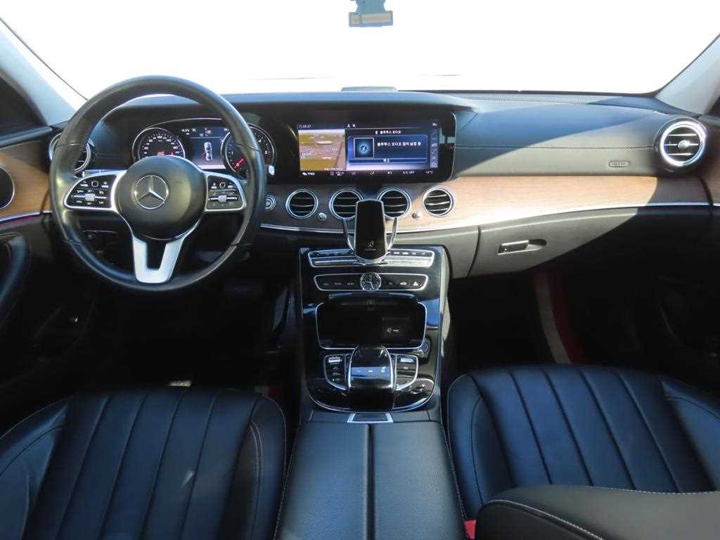 Mercedes-Benz E-Class — photo 09