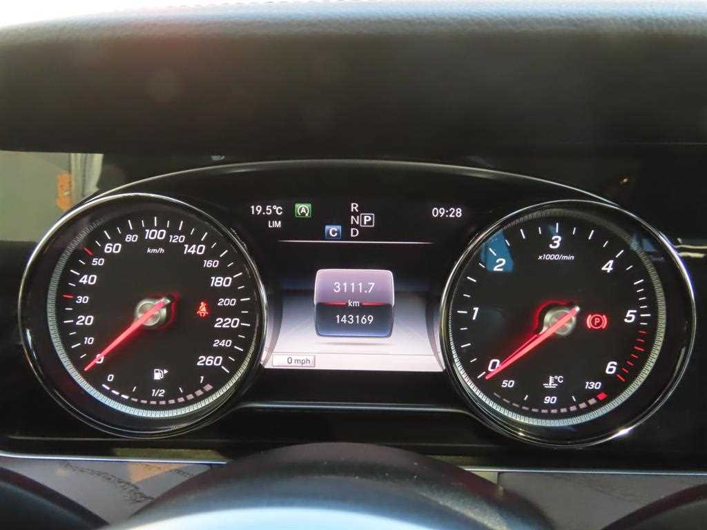 Mercedes-Benz E-Class — photo 10