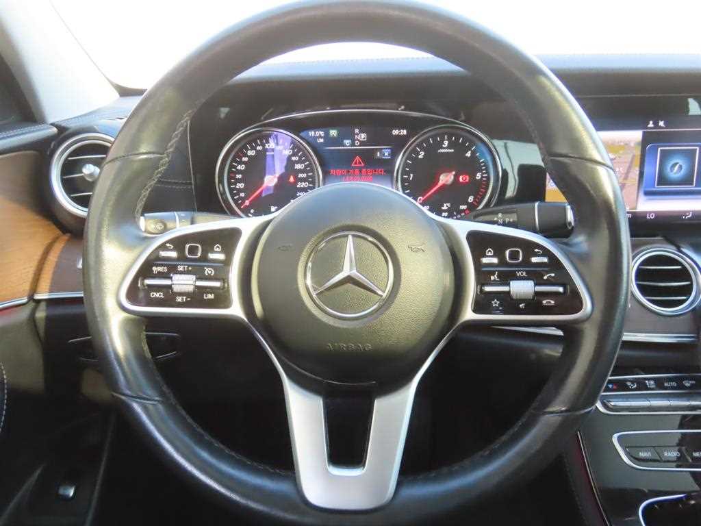 Mercedes-Benz E-Class — photo 11