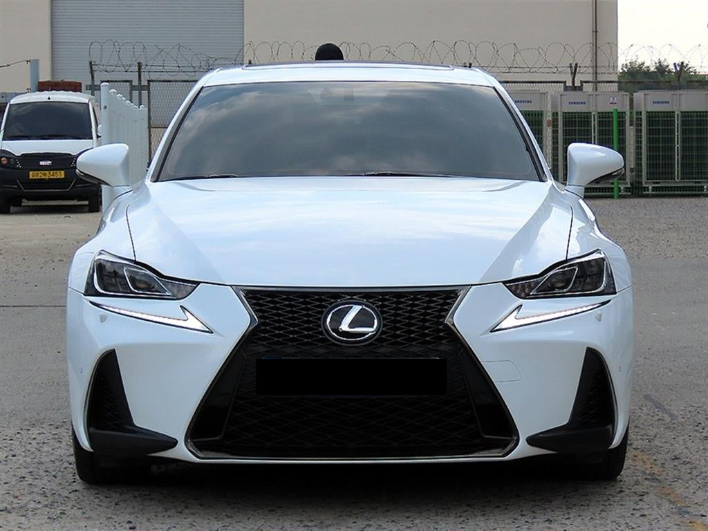 Lexus IS — photo 01