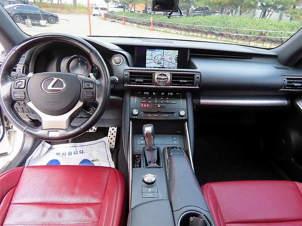 Lexus IS — photo 07
