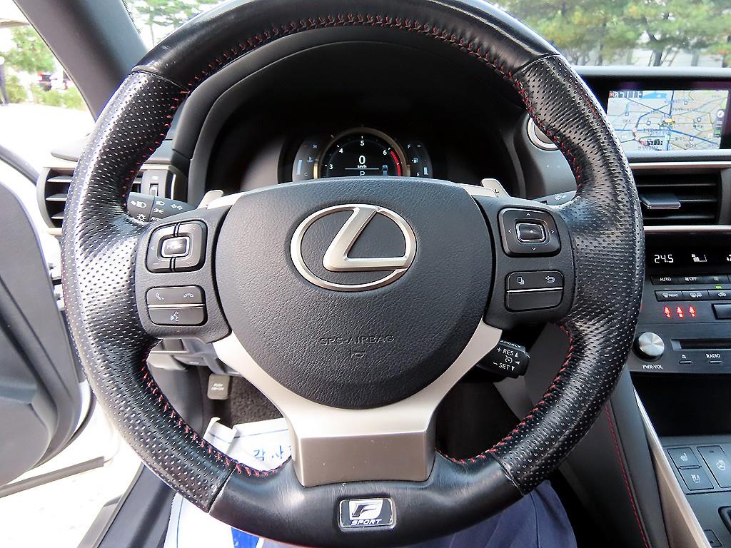 Lexus IS — photo 08